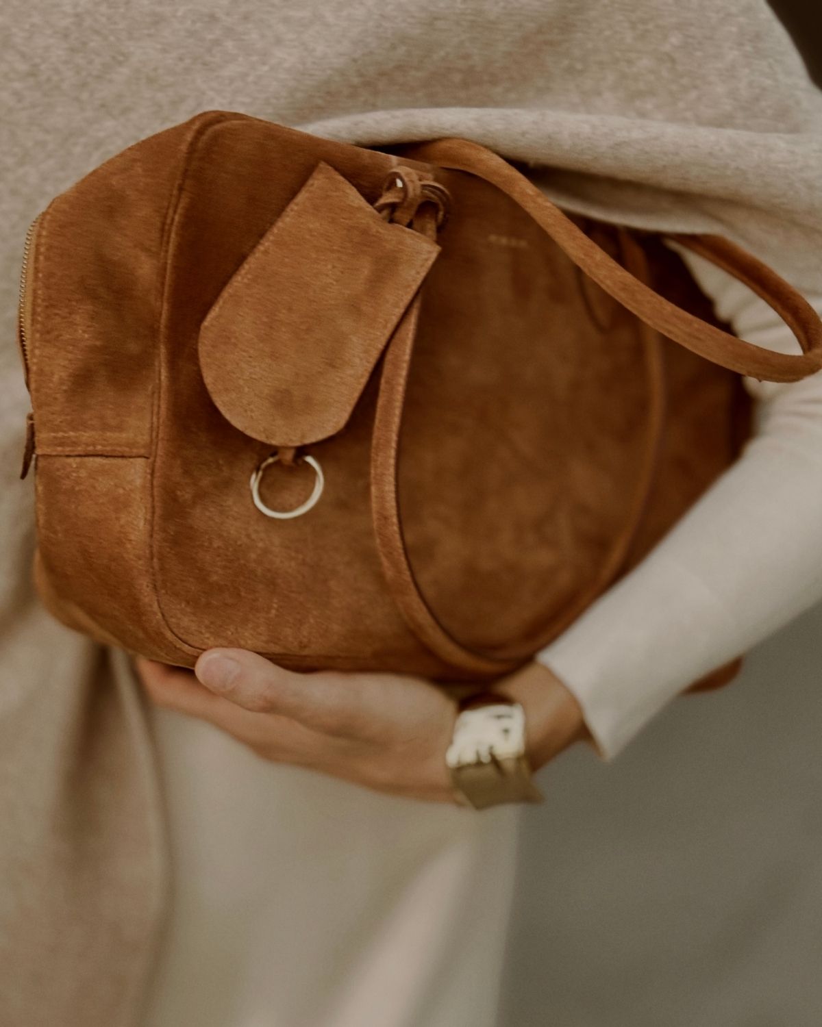 Mother’s Bag Brown in a lifestyle setting. Warm amber suede meets modern functionality — a tribute to Hermès refinement and Bottega Veneta’s understated elegance.