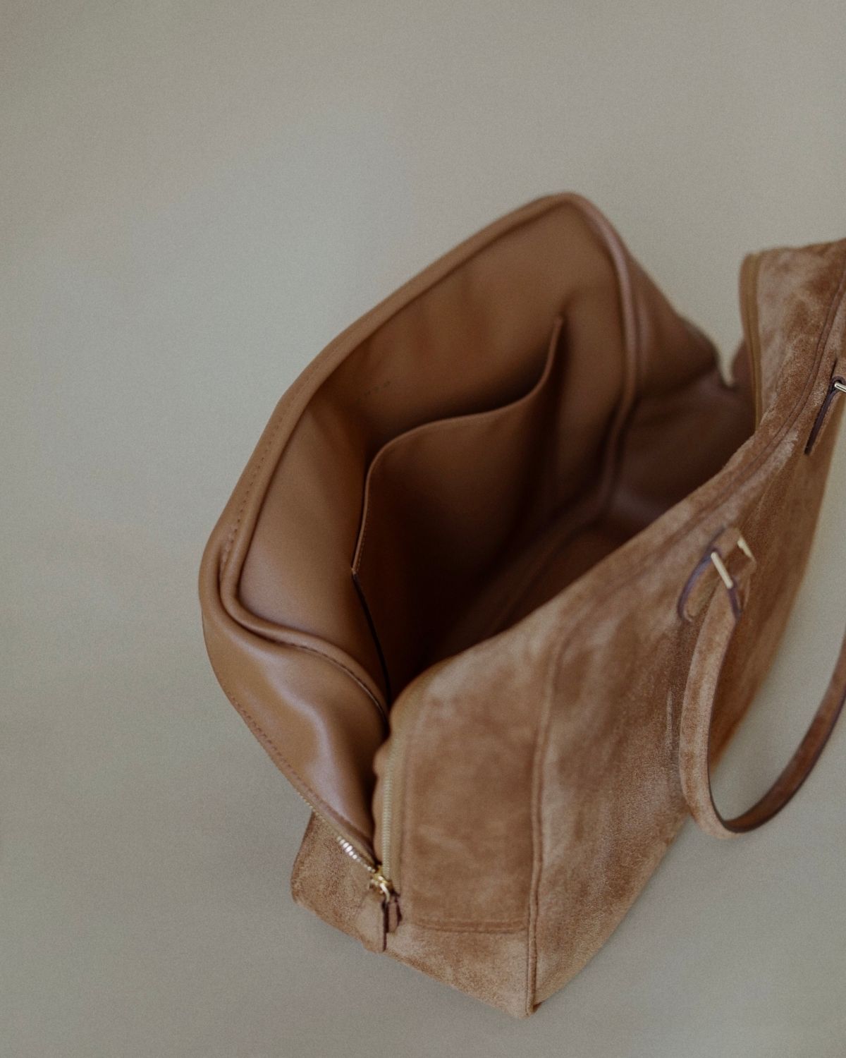 Interior of Mother’s Bag Brown by Enso Design Lab™. Soft sheepskin lining and minimalist craftsmanship evoke the essence of Hermès Birkin and Bottega Veneta Cabat.