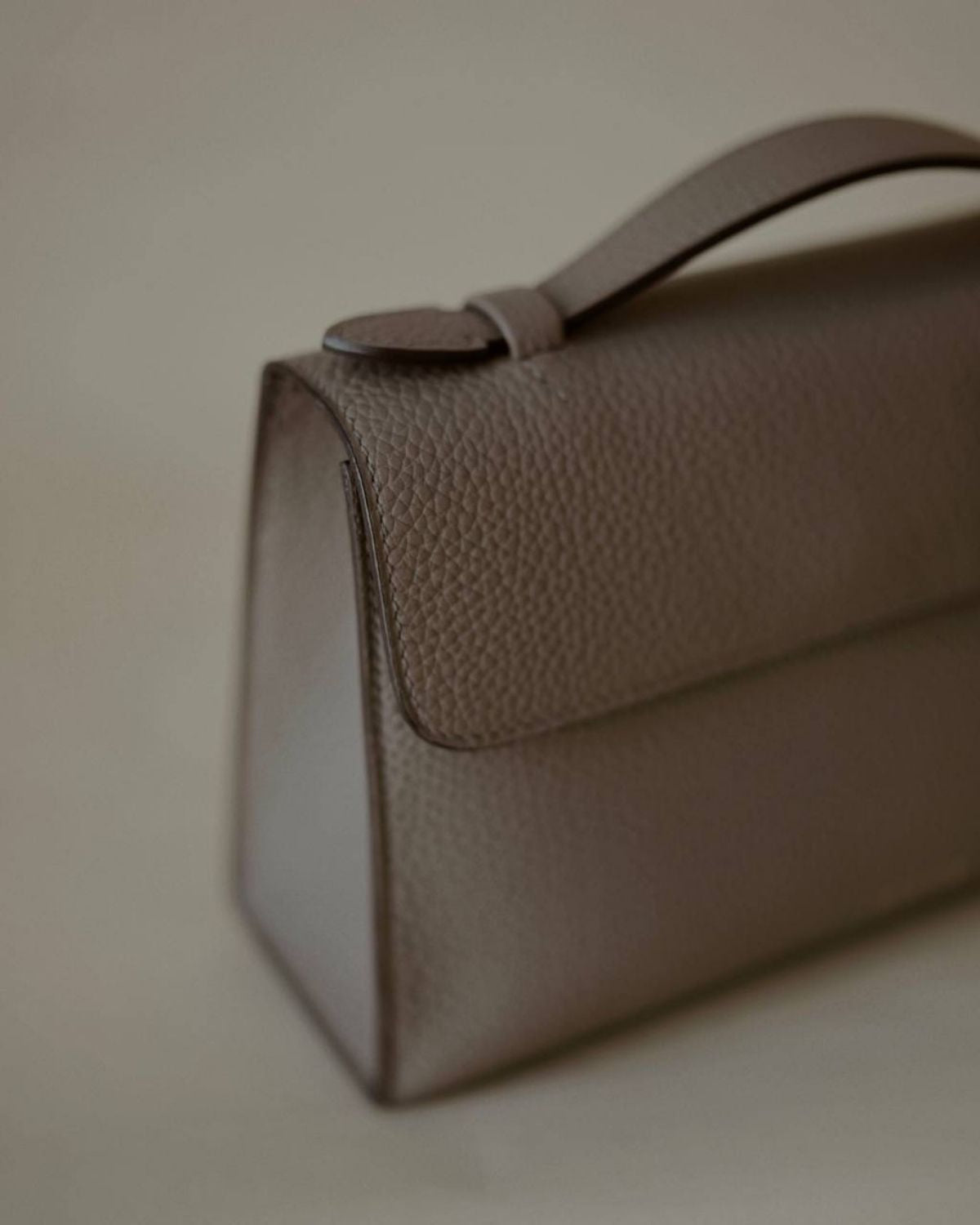 Close-up of Essence Bag’s Togo leather texture, reflecting Enso Design Lab™ craftsmanship with a subtle Bottega-inspired elegance.