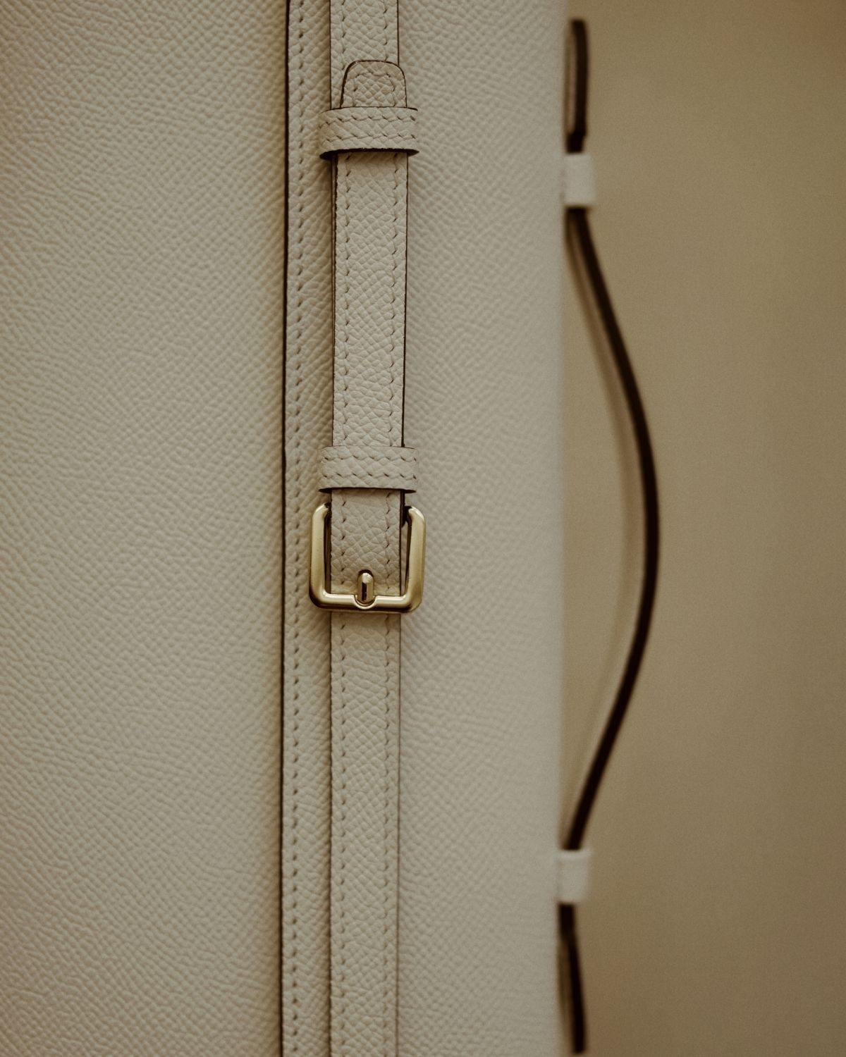 Close-up of Tori Bag’s magnetic buckle and sheepskin interior, blending Enso Design Lab™ craftsmanship with Bottega-like subtlety.