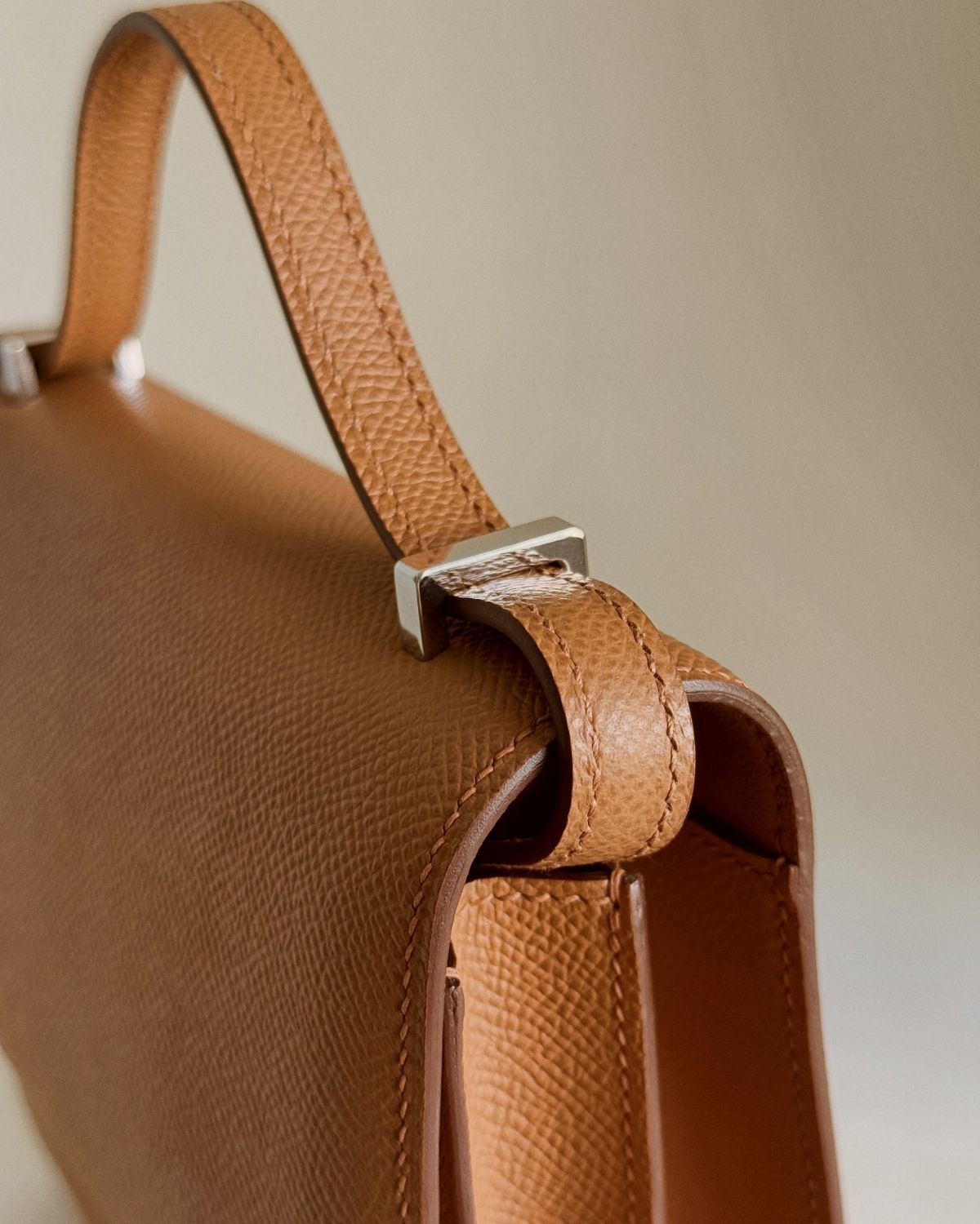 Close-up of Ava Bag’s adjustable strap, reflecting Bottega-inspired versatility and Enso Design Lab™ craftsmanship.