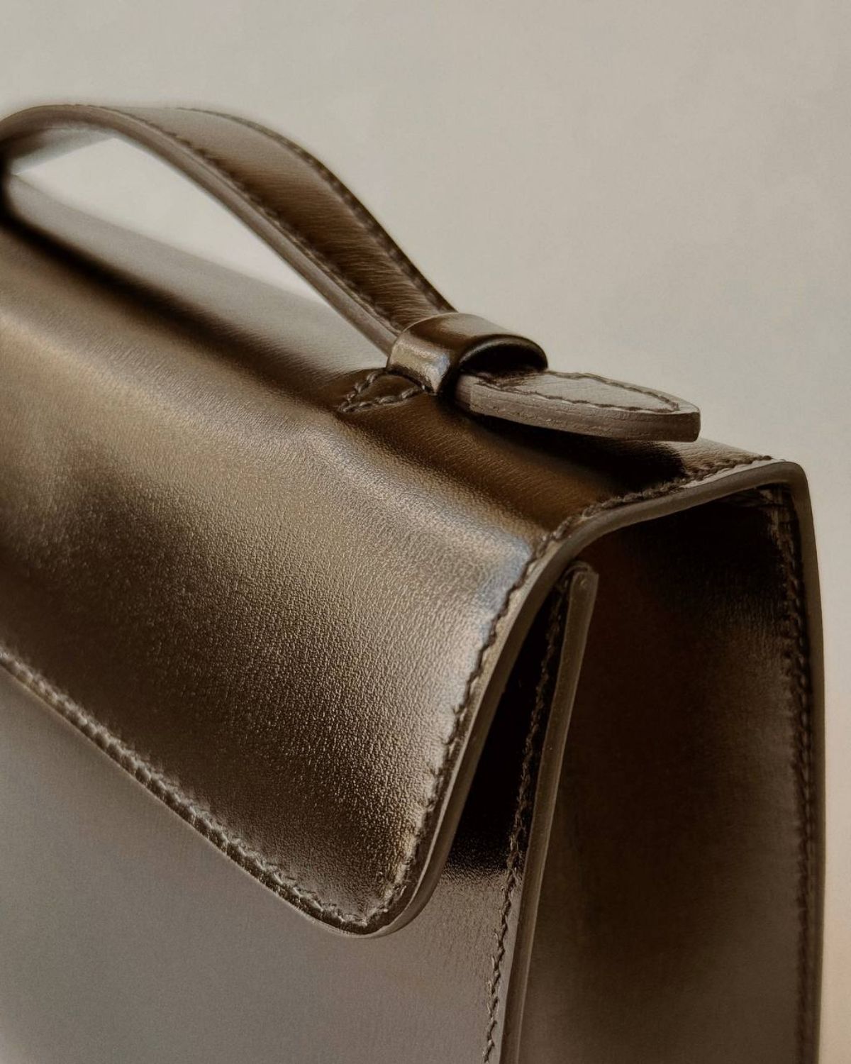 Close-up of the Essence Bag’s smooth box leather exterior, reflecting Enso Design Lab™ craftsmanship and a subtle Bottega-inspired elegance.