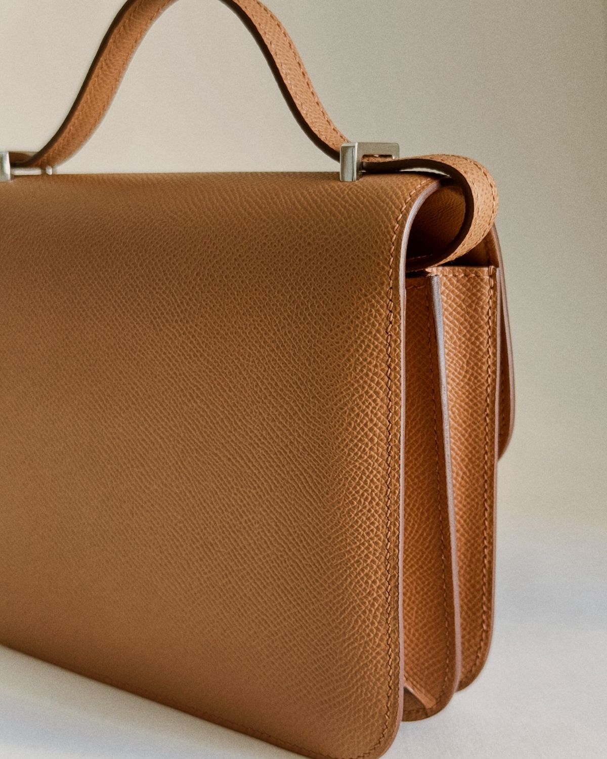 Close-up of Ava Bag’s adjustable strap, reflecting Bottega-inspired versatility and Enso Design Lab™ craftsmanship.