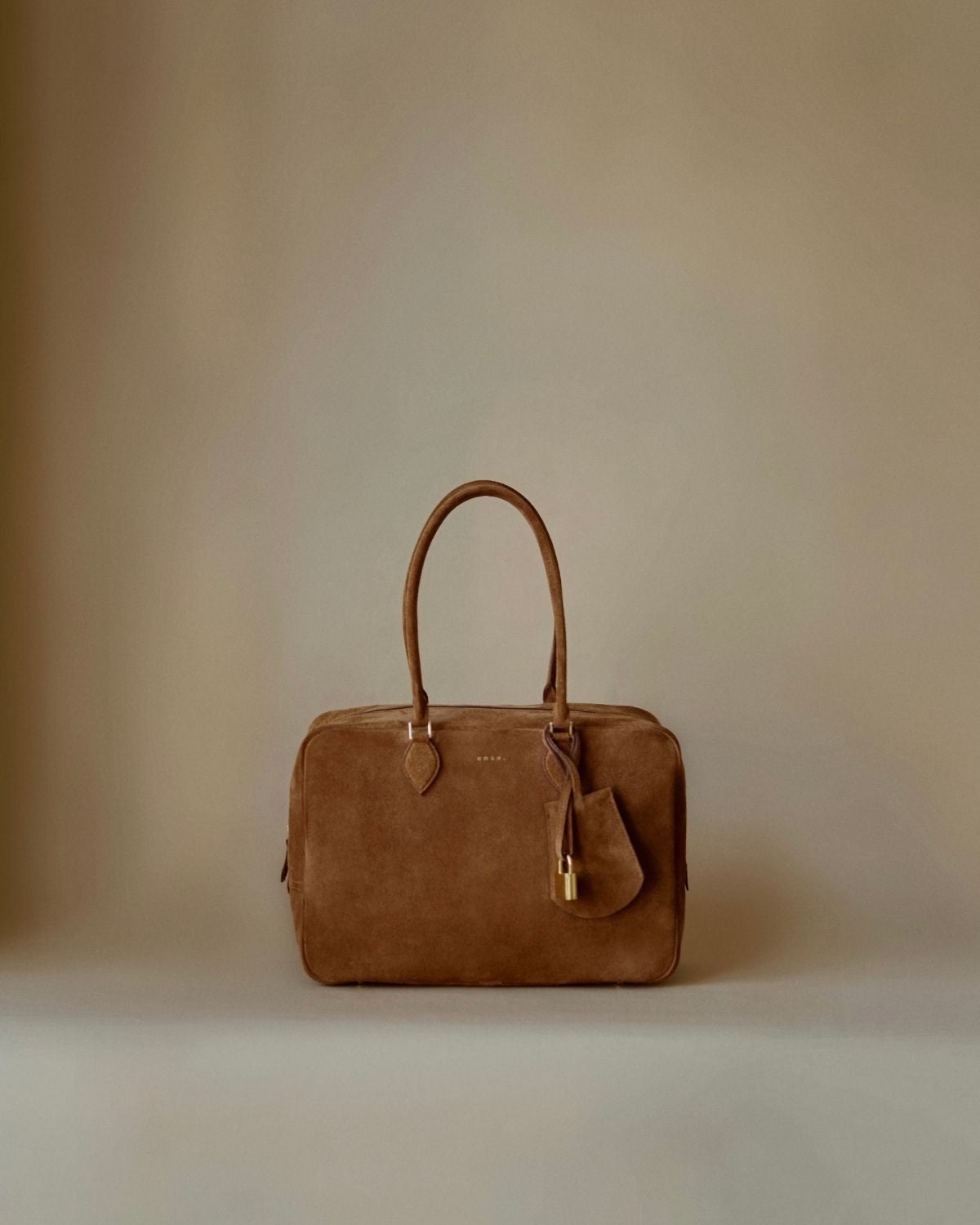 Mother’s Bag Brown in a lifestyle setting. Warm amber suede meets modern functionality — a tribute to Hermès refinement and Bottega Veneta’s understated elegance.