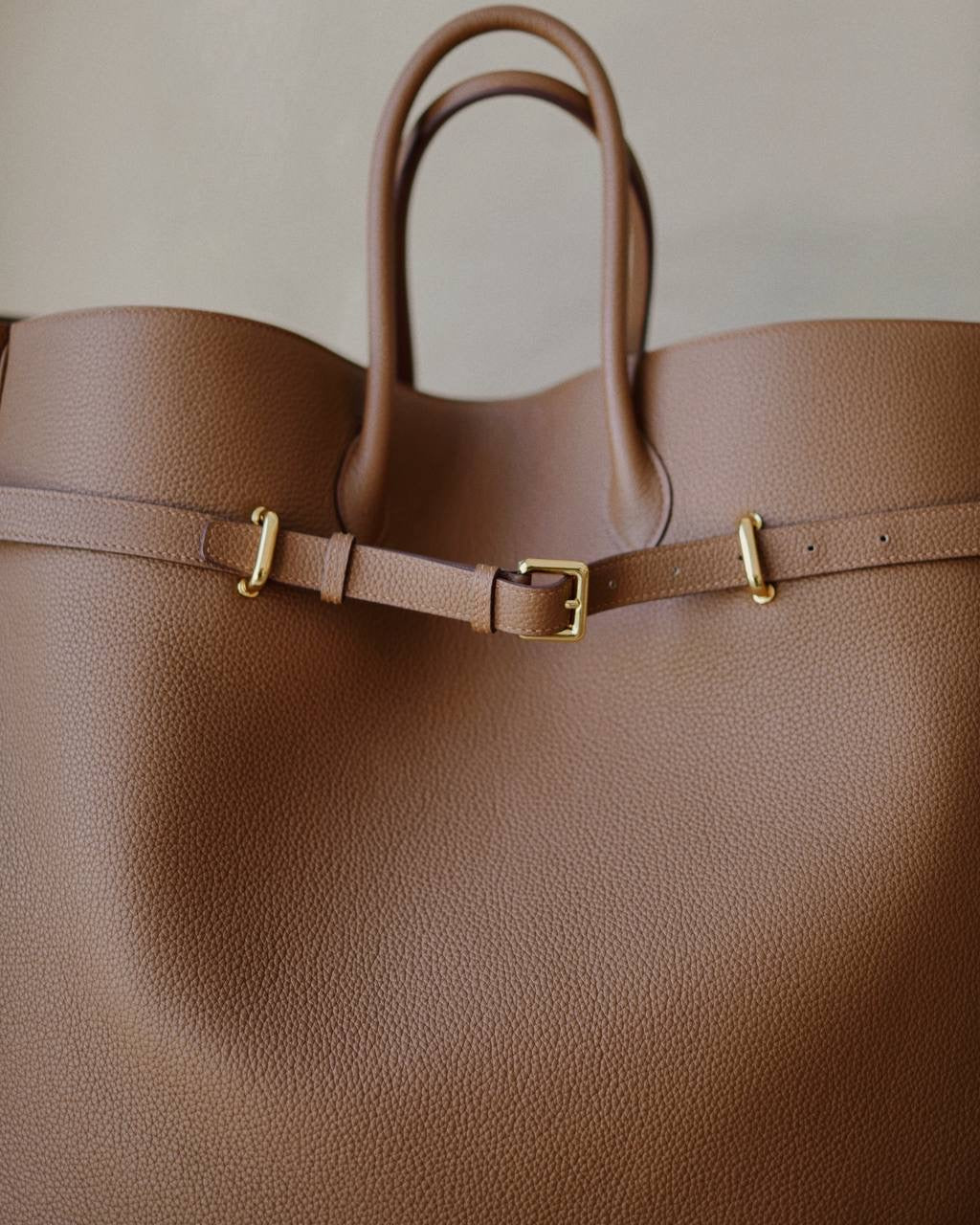 Close-up of the Noa Bag’s gold-tone base hardware by Enso Design Lab™, showcasing premium craftsmanship and attention to detail.