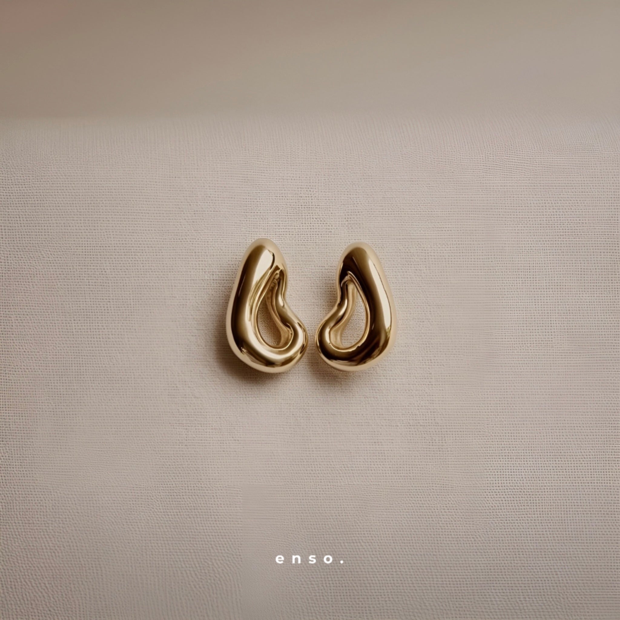 Flow - Calm Earrings by Enso Design Lab™ with 18k gold plating, 30 mm long and 20 mm wide, stylish and lightweight.